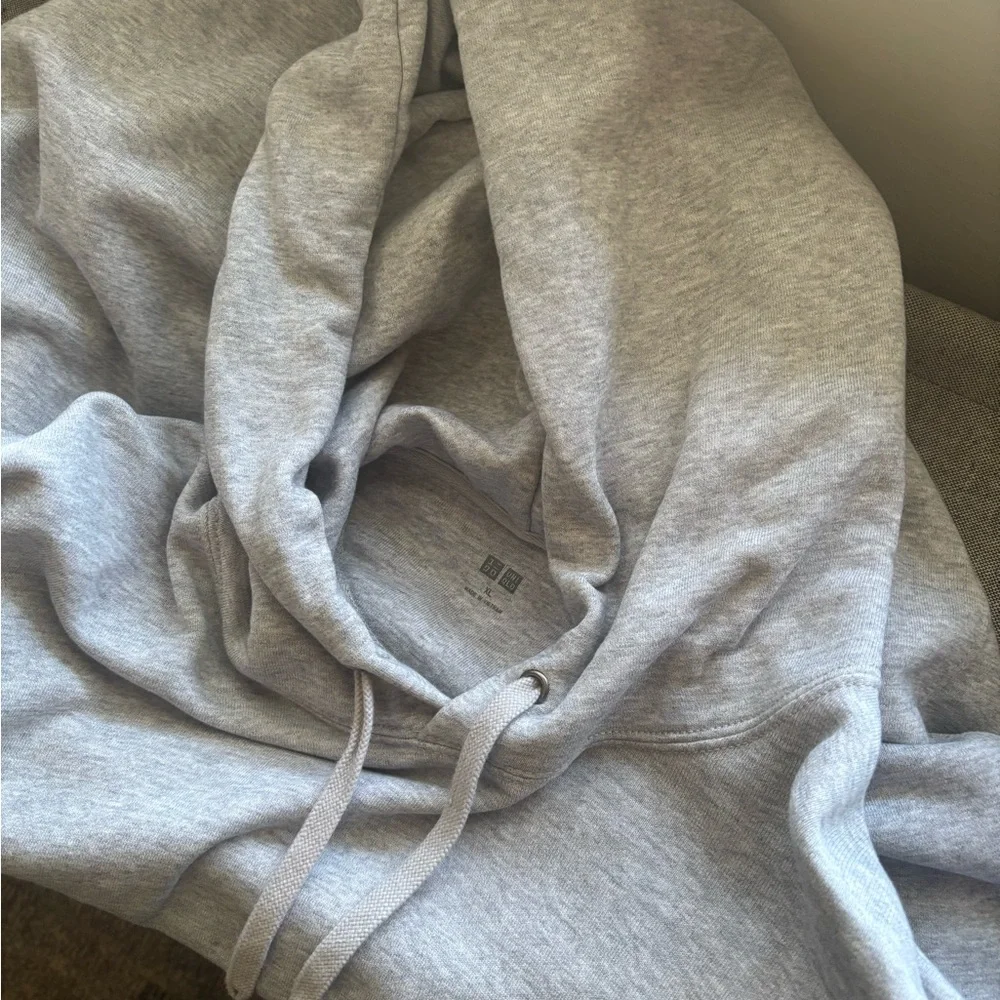 Uniqlo Light Gray Men's Hoodie - Picture 4 of 5